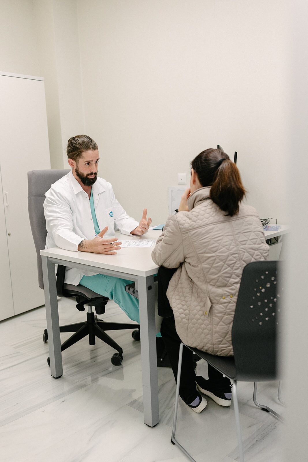 Dr. Jofré explicando un tratamiento de medicina estética a una paciente