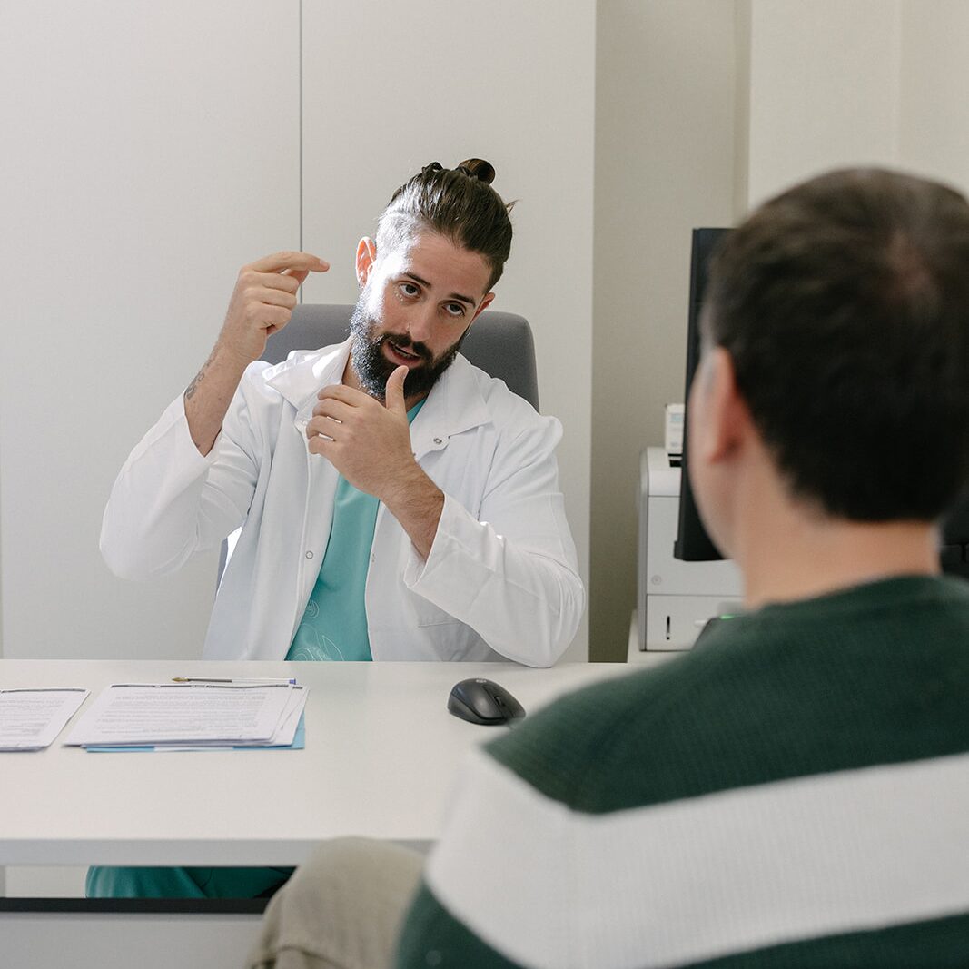 Dr. Jofré conversando con un paciente durante la valoración inicial