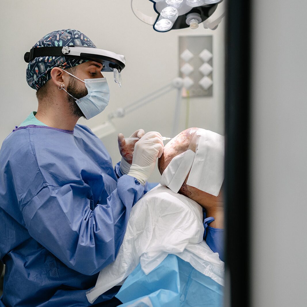 Dr. Jofré realizando una intervención de cirugía capilar