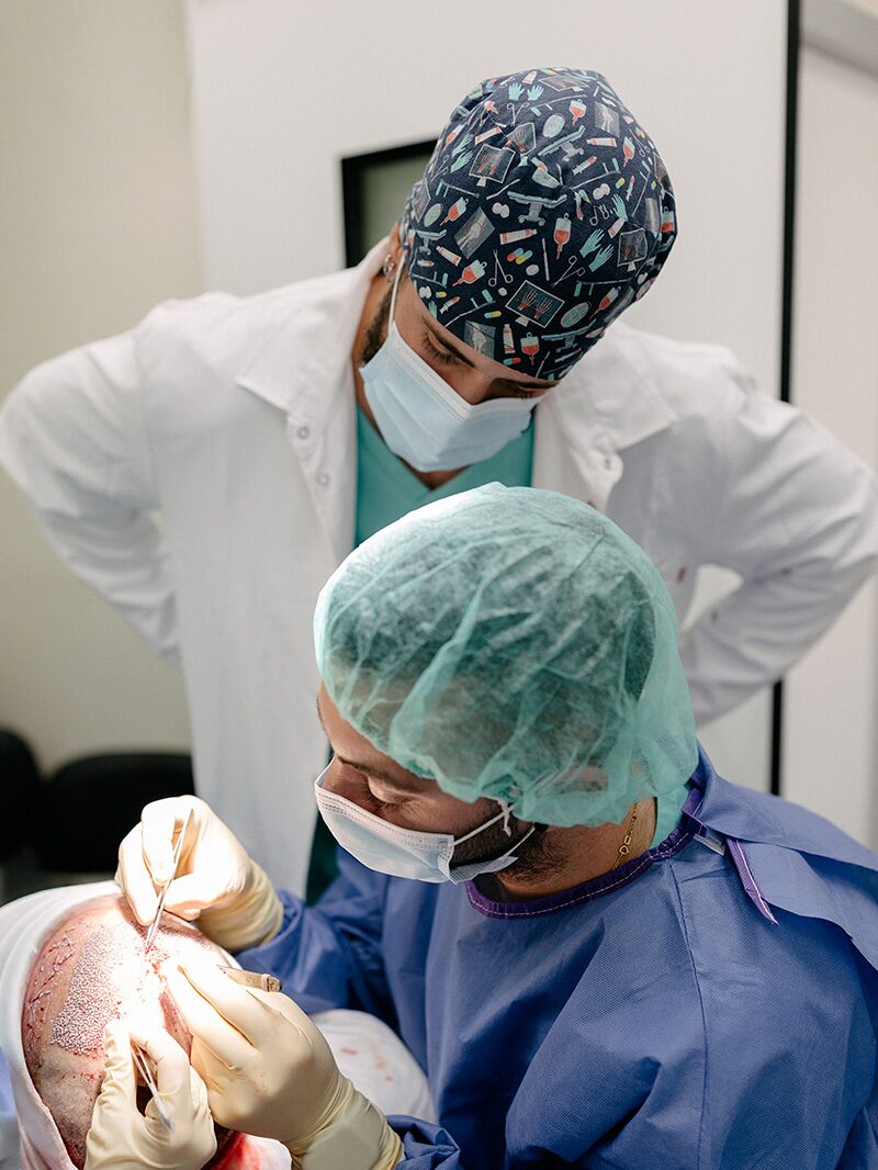 Equipo médico en cirugía capilar